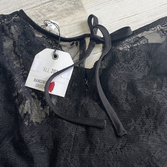 CAbi date night top size M. NWT - Picture 8 of 8